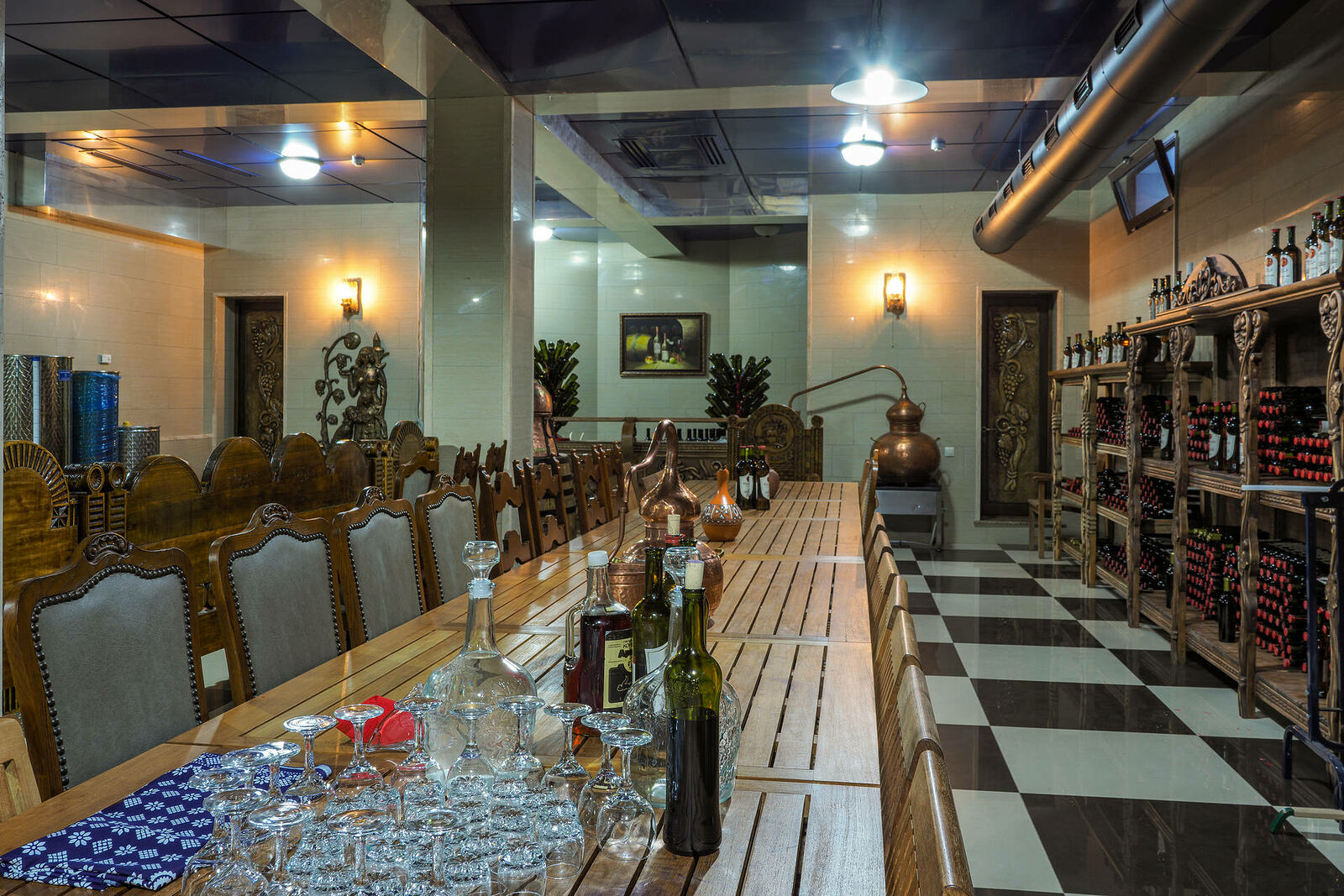 Стол Дружбы и Мира который, который располагается на самом нижнем этаже