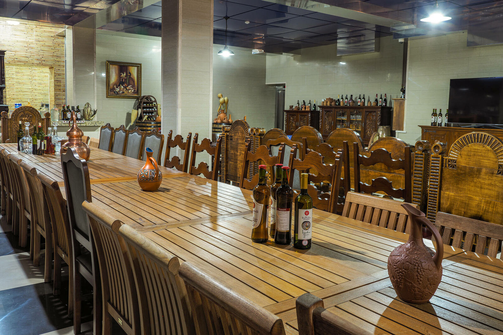 Стол Дружбы и Мира который, который располагается на самом нижнем этаже